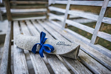 Lade das Bild in den Galerie-Viewer, Blaues Band hält Sitzkissen zusammen.