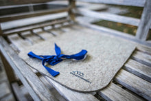 Lade das Bild in den Galerie-Viewer, Sitzkissen aus grauem Filz