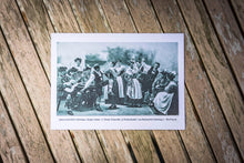 Lade das Bild in den Galerie-Viewer, Retro-Postkarte mit tanzenden Menschen in Tracht
