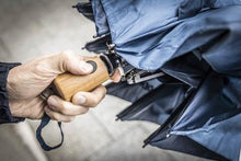 Lade das Bild in den Galerie-Viewer, Regenschirm mit Aufklappautomatik und Holzgriff