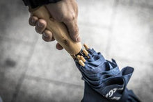 Lade das Bild in den Galerie-Viewer, Regenschirm mit Holzgriff