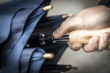 Lade das Bild in den Galerie-Viewer, Hochwertiger dunkelblauer Regenschirm